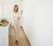 Alejandrina Varela, nutricionista, en una cocina con alimentos frescos